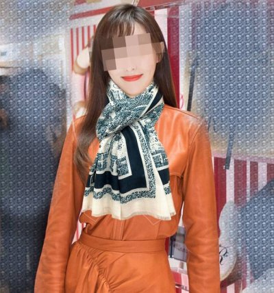 上新 迪澳2024 最新款顶级设计太美了，真心赞 羊绒长巾 实物真心美 披肩配以印花无论设计喷绘都是非常到位细节都可见整个围巾给人气场的同时又非常精致高端Vip