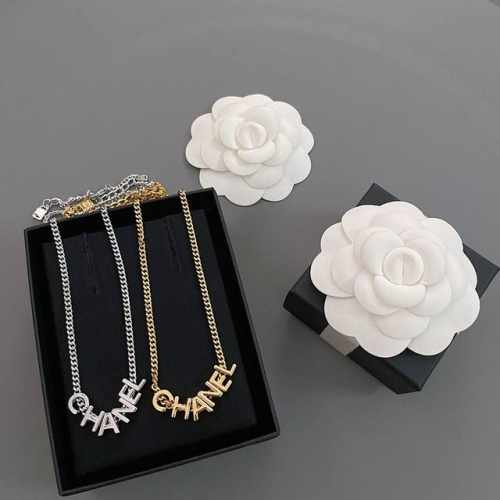 高品质 细节如图 字母项链 两色有货，高品质 细节如图 香字母项链 中古款！金色银色两个颜色！经典万年款，怎么搭都超好看墙裂推荐两个颜色一起入！两条叠戴也是太绝