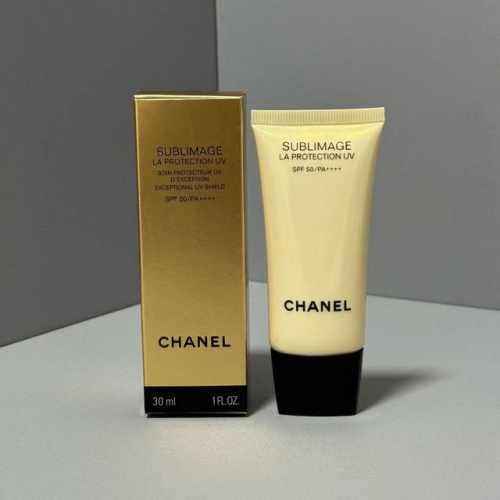 普 香奈儿金砖奢华精粹防晒霜30Ml！唯一可抵御光老化的防晒 Spf70 pa++++ 水感乳液质地，清爽不油腻 持久滋润，提亮肤色 不闷痘，干敏油皮都能用 是