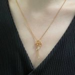 蒂芙尼小号半钻T绳结钥匙项链 犹如明灯指引人们通向乐观与希望 Tiffany Keys 系列象征着光明的未来 璀璨夺目的钻石点缀迷人吊坠的优雅曲线 18K金镶嵌