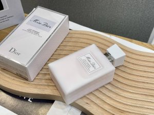 专柜品质 Dior迪奥甜心身体乳200Ml 花漾小姐同款香水味，乳液质地，滋润肌肤。上 身水润保湿，涂起来很清爽，持久留香~身体乳 用的好不仅皮肤光滑，还能散发