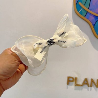 配包装 chanel 香奈儿 明星同款蝴蝶结抓夹发夹 弹弓夹 网红推荐款 复古蝴蝶结款 超级百搭哦 敲黑板推荐 让你秒变大牌范儿