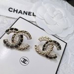 抢手好货快Chanel小香专柜方太太同款最新款晶钻珍珠真皮耳钉耳环 非常不错的款式推荐香奈儿中款 这款 搭配白珍珠真皮穿搭黑色经典 设计多元素每一层设计每款都是