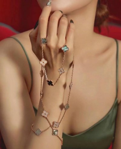 vca高级灰贝间钻20花四叶草项链。Cleef&Arpels 四叶草 此系列设计灵动，线条流畅，易于佩戴。展现无限搭配的可能，为每一位女性的生活带来丰富多样的风