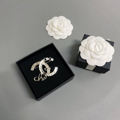 我们出品 香双C字母胸针 ZP4200 经典元素设计 Coco水钻+书草Logo的字体 珍珠周边螺旋链条的花纹 造型别具一格 简洁但又足够吸睛 工艺精湛 精致时