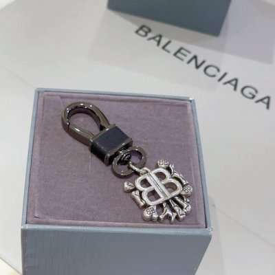 新品发布 巴黎世家包包挂饰钥匙扣 巴黎世家钥匙扣 最新款包包挂饰档次更高明星同款 经典款联名设计理念钥匙扣系列 细节对版做旧处理 非市面亮面版型 这款一直在出