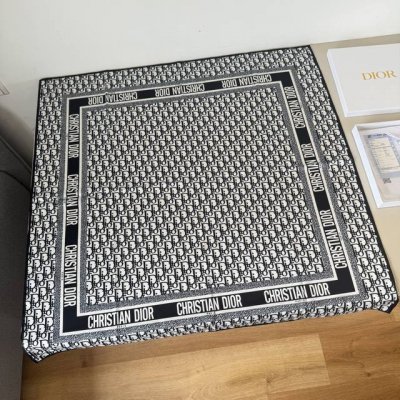 dior经典印花方巾，向经典的 Oblique 印花致敬。 这款 Diortwin 方巾采用桑蚕丝斜纹面料精心制作，搭配手工缉面线饰边，饰以同色调“Christ