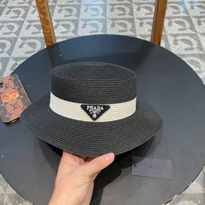 prada普拉达 的新款草编遮阳草帽盆帽沙滩风，简约大方，百搭单品～出街首选，新款帽型超美腻，新品上架