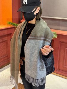 太美了罗意威 情侣款 美到要尖叫专柜最新款英伦欧美范儿 又是一款即时尚又实用的大围巾&长巾 撞色的颜色搭配很协调 围巾手感柔软 戴起来时尚暖和 大气有范儿 格子