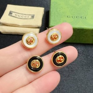 实拍古驰Gucci高端现货供应 古驰双G白贝母 黑玛瑙小耳钉耳环 高端品质 专柜同材质 真正黄铜 离子电镀 独家实拍图做工精致细腻 重工版本 超级仙女唯美的一款