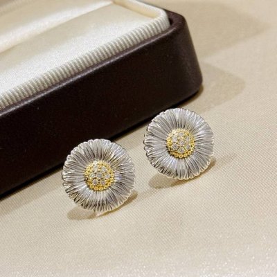a6021 爆款 中古系列Vintage 小雏菊 磨砂拉丝耳钉 复古浪漫每一次佩戴 都是一次与时光的对话 耳钉上的小雏菊 精致而生动 仿佛正在悄然绽放 每一片花