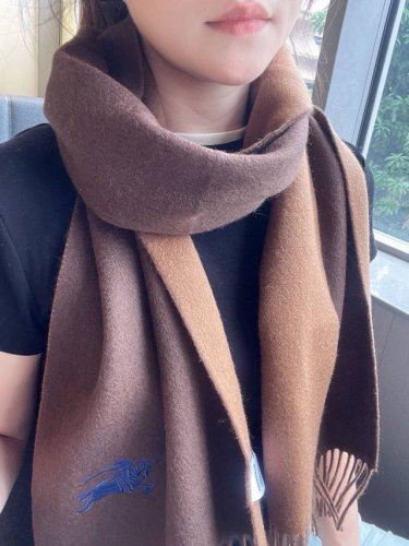 Burberry 巴宝莉出口订单尾货说实话，设计非常简单，但那经典刺绣战马的点缀就是让围巾显得非常高级优雅，高端围巾设计向来都很简约但就是超Nice，日常非常实