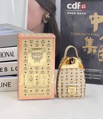专柜品质 Mcm金色双肩包香水75Ml 柏林铭耀香水新品上市 前调：黑醋栗、粉红胡椒、粉红苹果 中调：杏花蜜、月下香、茉莉花蜜 后调：雪松、金琥珀、通卡豆、苔藓