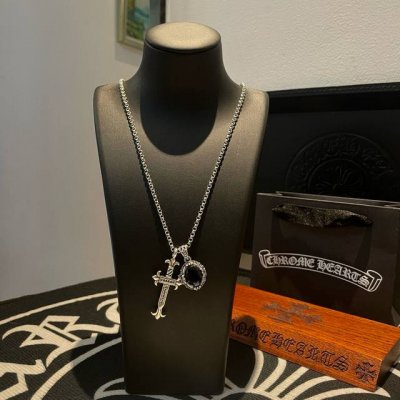 批 新款 专柜品质 Chrome Hearts克罗心经典项链 十字架紫钻吊坠 凹凸造型不同的花纹设计风格 呈现出与众不同 十字架 童军花是克罗心的志 所以更经久