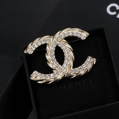 小香 Chanel 火爆 胸针 最高代购级别 最具味道的满钻胸针Brooch 实物赞爆了 随便你想别哪里 别外套 西装 鞋子 领口 帽子 你能想象得到 它都能给