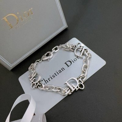 dior新款高品质迪奥手链原单货专柜新款开模复古潮流时尚必备 男女均可佩戴 情侣款同款 摇滚朋克泰银风格 复古元素 潮流百搭 官网同款项链最新款链条档次更高明星