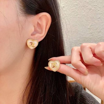 Chanel香奈儿 中古 双C耳钉原版复刻Logo 小香家的款式真心无需多介绍每一款都超好看 精致大方 非常显气质.