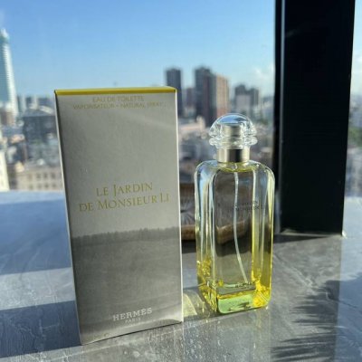 专柜品质 2爱马仕李先生的花园香水 灵感来自于中国的园林，不得不说，真的有种走进静谧的后花园的感觉，优雅不揉作，高级不俗气，非常耐闻的一款淡香水～ 包装延续爱马