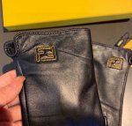 批90 芬迪Fendi2024秋冬羊皮刺绣手套手机触屏，值得对比同款不同品质，秒杀市场差产品，进口一级羊皮内里加绒 经典不过时款.喜欢可以入手了，这种品质的今年