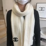 香奈儿2024专柜最新款 顶级羊绒围巾 爆款哦 实物真心美 披肩配以精美整条围巾颜色的搭配都非常到位细节都可见整个披肩围巾给人大牌气场的同时又非常精致高端Vip