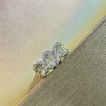 a4886 爆款 中古系列Vintage 小雏菊 拉丝戒指 绽放指尖的复古浪漫每一次佩戴 都是一次与时光的对话 戒指上的小雏菊 精致而生动 仿佛正在悄然绽放 每