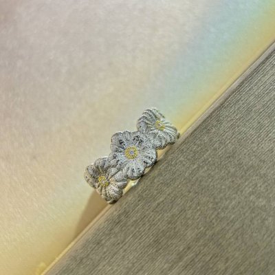 a4886 爆款 中古系列Vintage 小雏菊 拉丝戒指 绽放指尖的复古浪漫每一次佩戴 都是一次与时光的对话 戒指上的小雏菊 精致而生动 仿佛正在悄然绽放 每