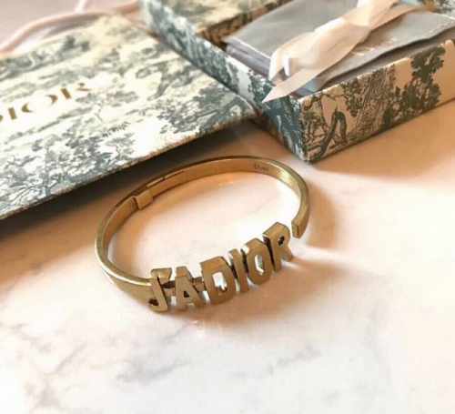 Dior 迪奥 复古字母开口Jadior 字母 手镯 随你怎么戴 都是美得不要不要 女权系列的复古风格 以字母图案点缀 工艺精湛 细节完美 每一个字母的立体感清