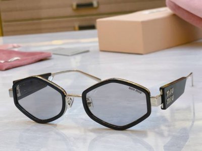 Miumi* 缪*缪新款太阳镜，Mod:Smu 62Ws，Size:52-22-145