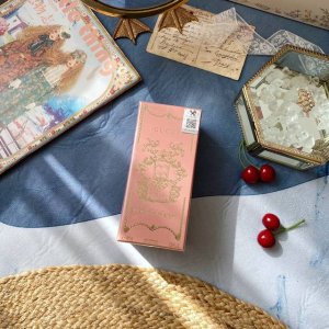 专柜品质 guci太懂少女心了 从里到外的神仙颜值和包装无不在说明它的不凡 精致的令人尖叫 拿到手里真的少女心爆棚 全身陶瓷制作 手感非常的棒 放在那里当个摆件