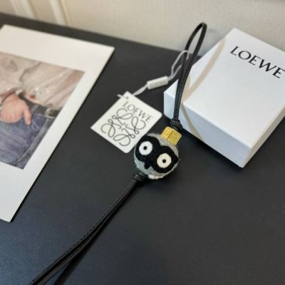 P200-新品 罗意威Loewe 毛毡和牛皮革猫头鹰挂饰 挂件 颜色：浅灰色 黑色 毛毡制成的猫头鹰挂饰，连接有牛皮革环带和金色 Anagram 骰子 采用进口