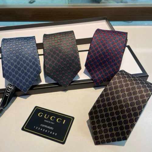 80 这款真丝领带的装饰图案由几何菱形和品牌创始人 Guccio Gucci 的姓名首字母交织而成。设计结合了不同色调的蓝色元素，呈现出迷人的三维立体效果。