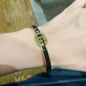 新款古驰镂空镶黑钻手镯超重工Bling Bling 颜色搭配得非常好高级感 女神气质高端 精钢材质不过敏不褪色 一比一精美工艺 经典至极的魅物 性价比高 必备必