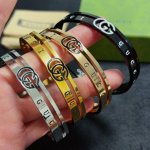 新款古驰Gucci双G碳黑、玫瑰金、黄金色、银色大号男士手镯超重工Bling Bling，颜色搭配得非常好高级感 气质高端 14K精钢材质不过敏不褪色。男款一比