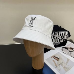 Ysl圣罗兰 专柜同款原单 字母刺绣渔夫帽 韩系风 一款简单休闲风的棒球帽 是牛仔的款式 减龄百搭 适配度很高！ 简单随性~ 字母刺绣部分也很精细 出街拍照拗造