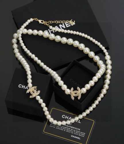 秋冬毛衣链Chanel 毛衣链 可重叠配戴 小香 大小珍珠链 原单狠货 进出专柜无压力，代购级别 Ch Nel 香奈儿经典喷砂质感 原版金 珍珠毛衣链，这款绝对