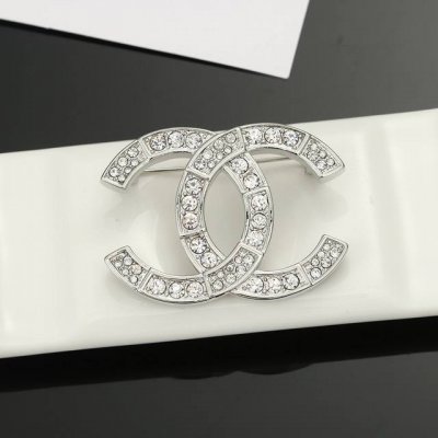小香 Chanel 火爆 胸针 最高代购级别 最具味道的满钻胸针Brooch 实物赞爆了 随便你想别哪里 别外套，西装，鞋子，领口，帽子 你能想象得到 它都能给