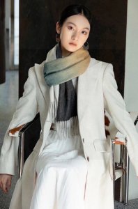 怒赞强推 数量极其有限男人们女人们的精品 Loewe专柜最新限量logo，皮质经典标志，精致度无敌超好的原料，满满的水波纹路，手感有如婴儿肌肤，柔嫩舒服，而且这