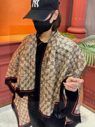 Gucci新款 印花工艺 稀疏层次设计 配以精美 真心特别 上身简直了 围着不说话都散发着优雅气质 相对于印染 有着独特的粗狂大雅美 很有气场大牌气场又带点纯美