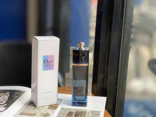 原单品质 迪奥蓝色魅惑香水100Ml、香调、东方花香调、前调:柑橘叶、合欢花、中调:茉莉、橙花、玫瑰、后调:檀香木、昙花、是一款非常浓郁的花香调香水