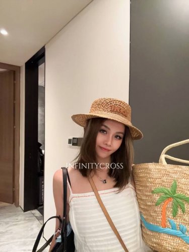 跑量 Loew* 春夏平顶草帽 原相机下的法式亚麻织带小檐咸水草草帽！ 这顶草帽的亚麻配饰是之前用最我家走的比较好的巴拿马的一款咸水草草帽上的 好多客户挺喜欢这