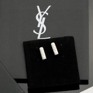 圣罗兰Ysl 耳钉经典奢侈 时尚百搭 犹如酒会礼服一般 绚烂多姿 经典 最具个性魅力象征永远的不变的情怀 代表着经典和永恒 秉承圣罗兰的传统 特别的闪~耳钉