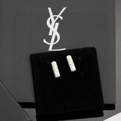 圣罗兰Ysl 耳钉经典奢侈 时尚百搭 犹如酒会礼服一般 绚烂多姿 经典 最具个性魅力象征永远的不变的情怀 代表着经典和永恒 秉承圣罗兰的传统 特别的闪~耳钉