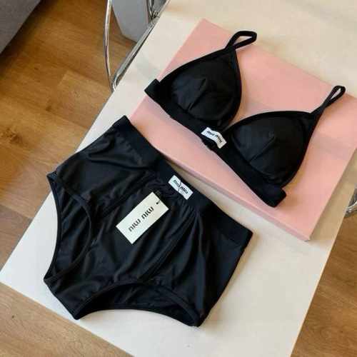 miumiu缪缪分体套装新款分体泳衣适合多种场景的游泳衣 海边 游泳池 温泉 水上乐园 漂流都可以内搭也完全可以 连体设计遮肉显高挑 腹部有点肉肉也不影响咱美美