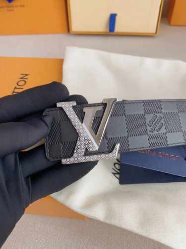 Lv 奢华款现代 Taurillon 皮革，饰以雅致大方的标志性 Lv 首字母。柔软结实的皮带，双色搭配可双面使用；可搭配从礼服到休闲装各种服饰。宽度4.0Cm