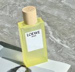 130原单香水 3Loewe 之水淡香水蜂蜜柚子茶 淡黄色的透明瓶身让它在阳光下能散发出温暖的光芒，像极了它的气味带给我的第一感觉。第一下闻起来是很明显的柚子和