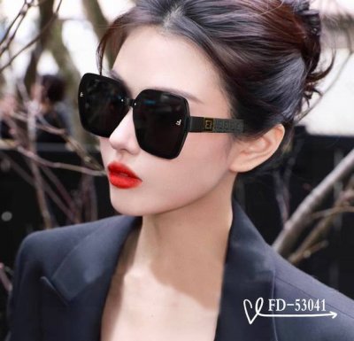 意大利芬迪-Fendi . 宝丽来树脂偏光镜片 . Tr90镜架轻便佩戴舒适 . Size：57-16-148， . 新款太阳镜，减轻强光负担，遮挡有害光线防辐