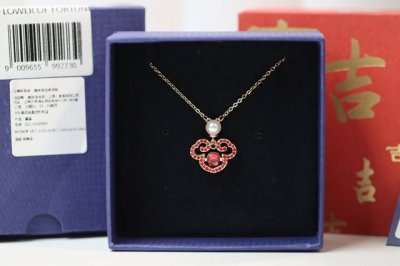 Swarovski 柿柿如意 跳动的心 锁骨项链 这款精致的链坠造型隽永别致。 这款链坠除了展示施华洛世奇仿水晶和红色Dancing Stone 的魅力,还以悬