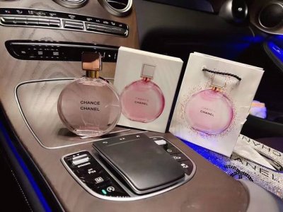 专柜品质 chanel香奈儿粉色邂逅100Ml 想要变成一枚走路都带香的精致女孩 香水的选择真的Hin重要 这些年我也囤了不少香水了 但能让我一直舍不得换的也就