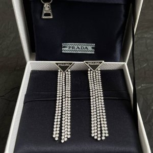 prada 普拉达 三角形 耳环 爆款新品 精致耐看 华丽登场，整体细节非常令人惊喜，典雅而时尚，突显法式高雅气息。
