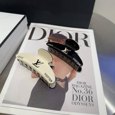 配包装盒 louis Vuitton 路易威登 驴家新品抓夹 经典Lv标志 简单大气 特别吸睛 超火爆小单品